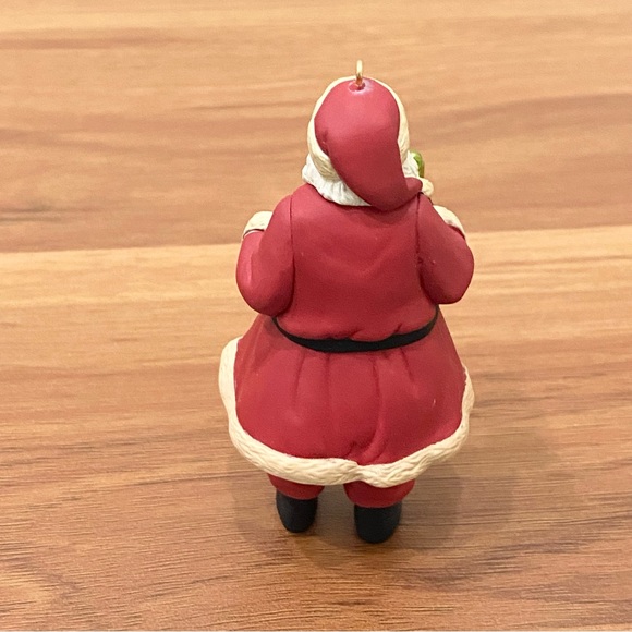 2010 HALLMARK Keepsake One Last Gift AA Santa Christmas Tree Ornament - Picture 7 of 12